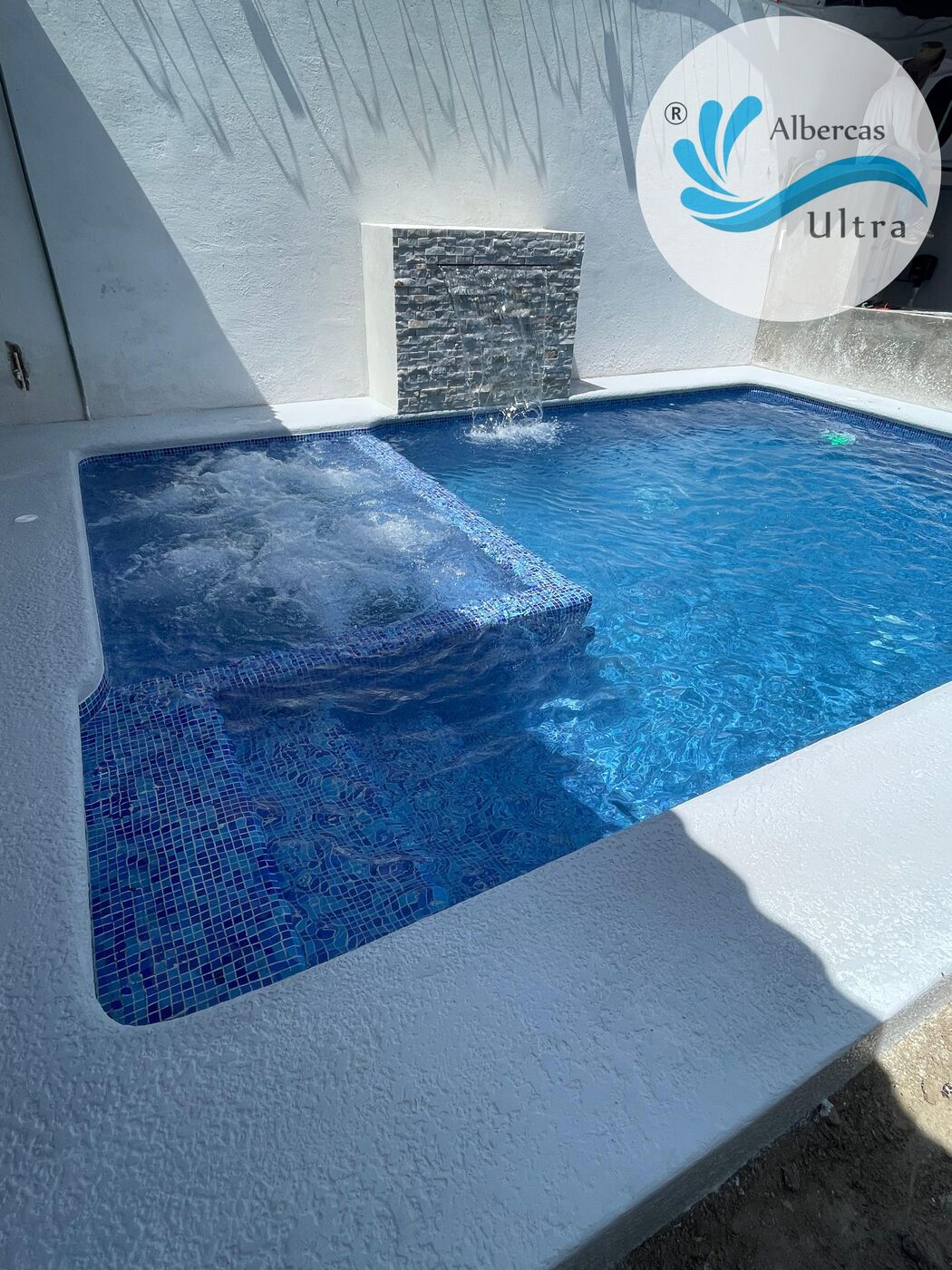 Pool lighting, heating and filtration features installed by Albercas Ultra